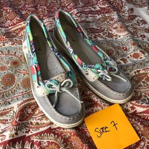 Sperry boat shoes size 7. Grey w/ flamingo print
